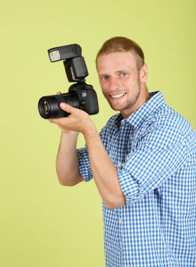 Kameralı yakışıklı fotoğrafçı.