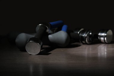 Ahşap yüzey üzerinde halter