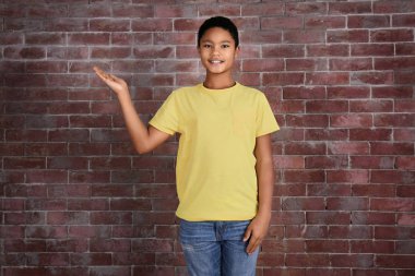 Afro-Amerikan çocuk boş t-shirt