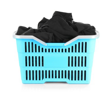 Plastik sepet giysilerle 
