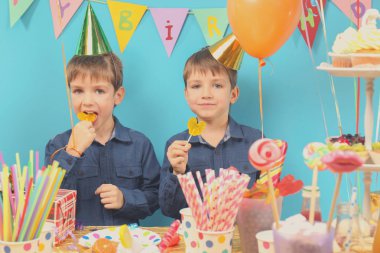 İkizler doğum günü kutluyor
