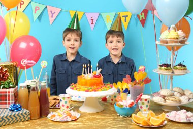 İkizler doğum günü kutluyor