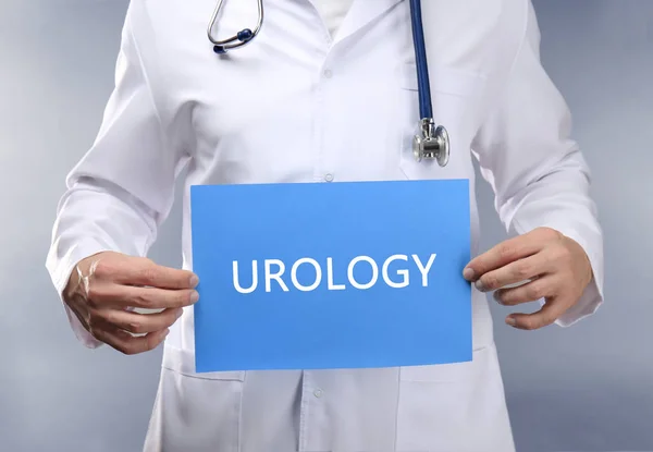 Word Üroloji ile kağıt tutan doktor — Stok fotoğraf