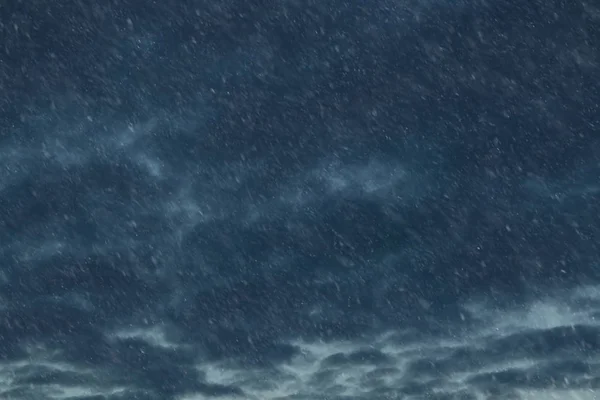 Cielo oscuro con nubes — Foto de Stock