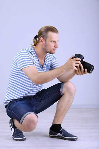 Hezký fotograf s kamerou — Stock fotografie