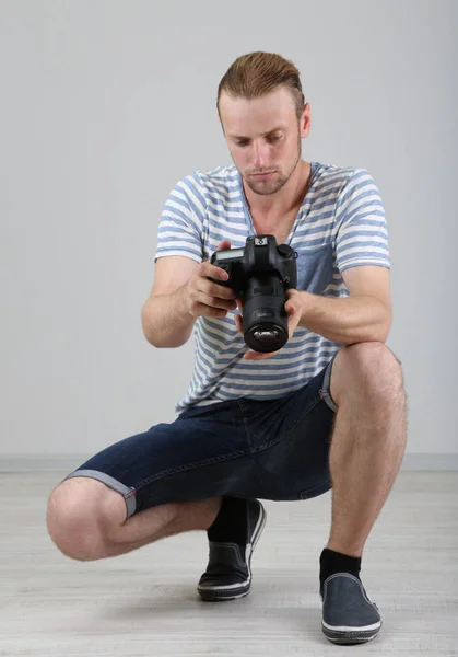 Fotógrafo guapo con cámara — Foto de Stock