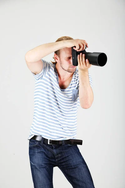Przystojny fotograf z kamerą — Zdjęcie stockowe