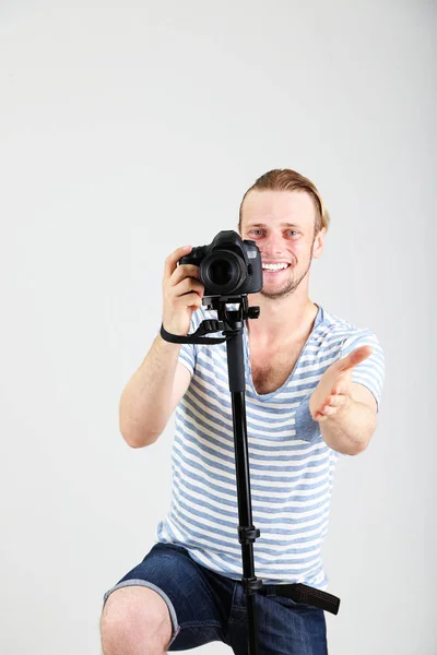 Schöner Fotograf mit Kamera — Stockfoto