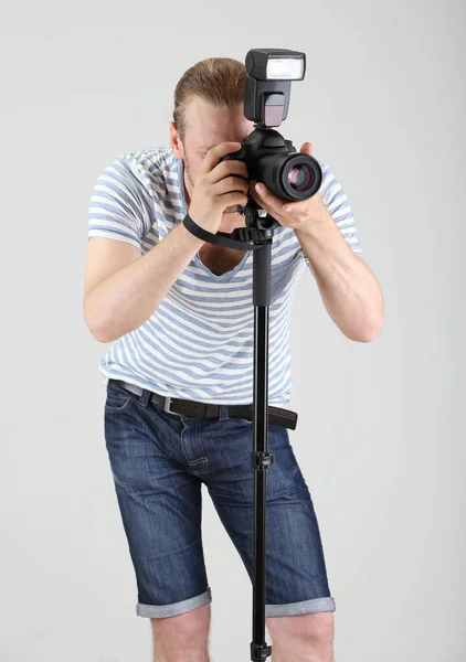 Schöner Fotograf mit Kamera — Stockfoto