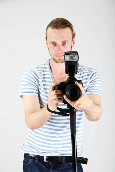 Knappe fotograaf met camera — Stockfoto