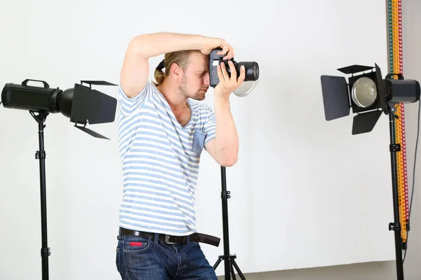 Schöner Fotograf mit Kamera — Stockfoto