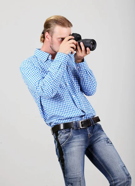 Schöner Fotograf mit Kamera — Stockfoto