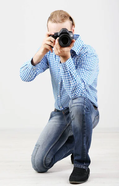 Hezký fotograf s kamerou — Stock fotografie