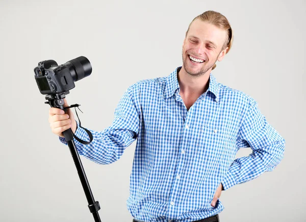 Knappe fotograaf met camera — Stockfoto