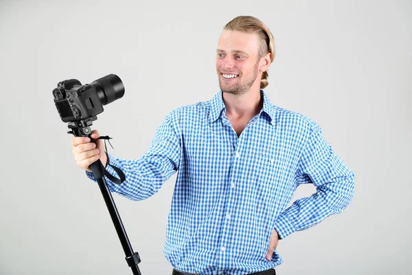 Schöner Fotograf mit Kamera — Stockfoto