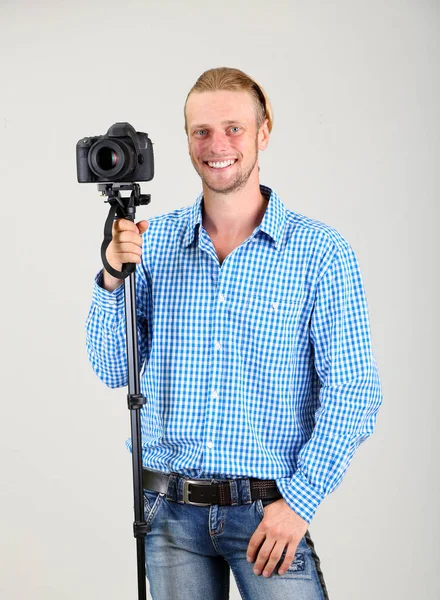 Knappe fotograaf met camera — Stockfoto