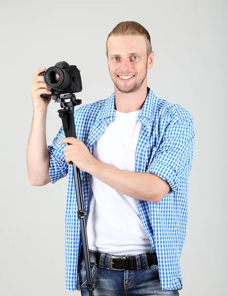 Fotógrafo guapo con cámara —  Fotos de Stock