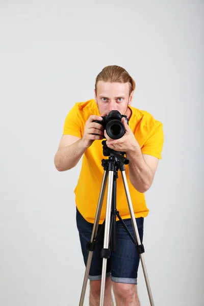 Fotógrafo bonito com câmera — Fotografia de Stock