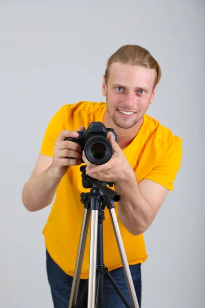 Fotógrafo guapo con cámara — Foto de Stock