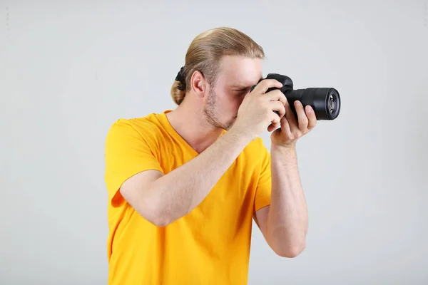Красивый фотограф с камерой — стоковое фото