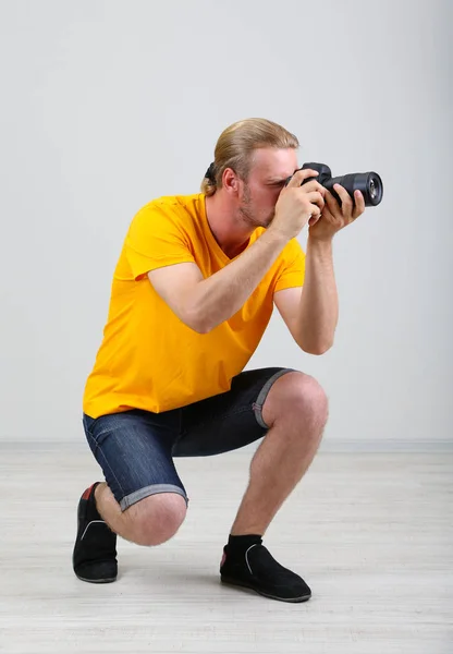 Hezký fotograf s kamerou — Stock fotografie