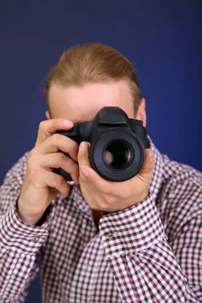 Przystojny fotograf z kamerą — Zdjęcie stockowe