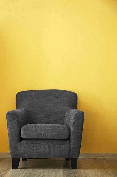 Poltrona cinza confortável — Fotografia de Stock