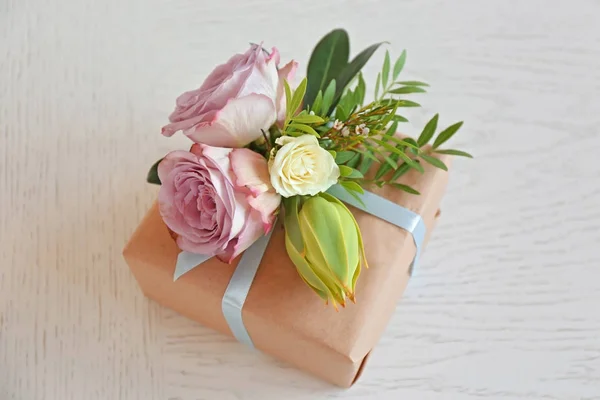 Коробка украшена цветами — стоковое фото