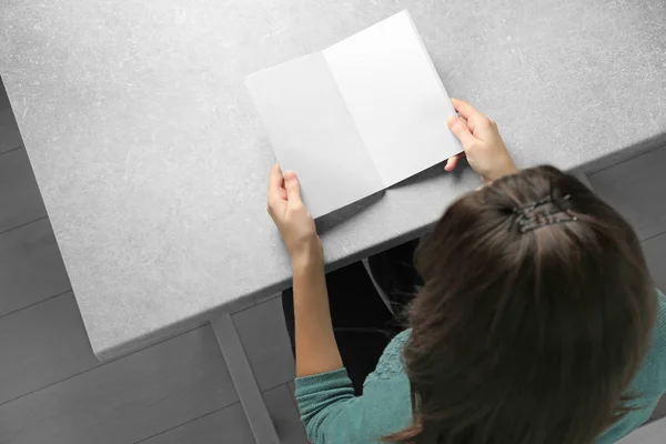 Jeune femme assise à table — Photo