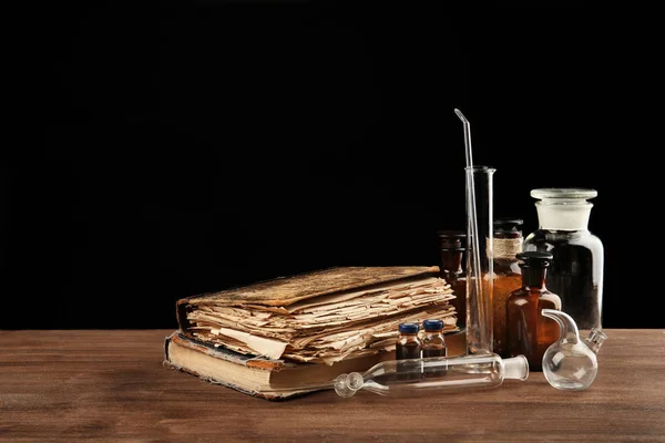 Botellas y libros de medicina vintage — Foto de Stock