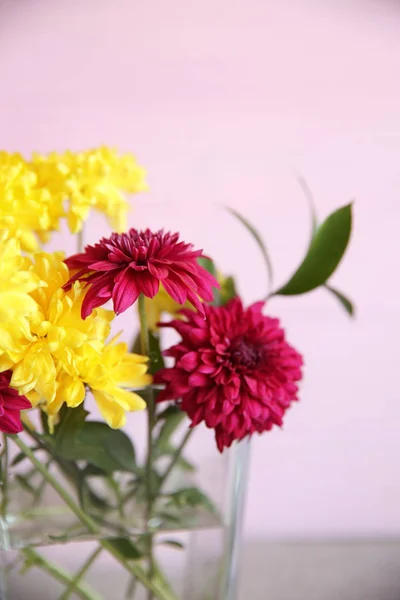 Boeket van mooie bloemen — Stockfoto