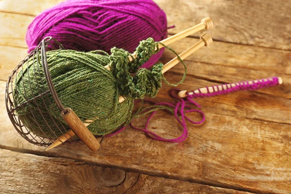 Пряжа, иглы и вязание — стоковое фото