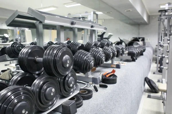 Equipamentos de exercício no ginásio — Fotografia de Stock