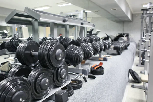 Équipement d'entraînement au gymnase — Photo