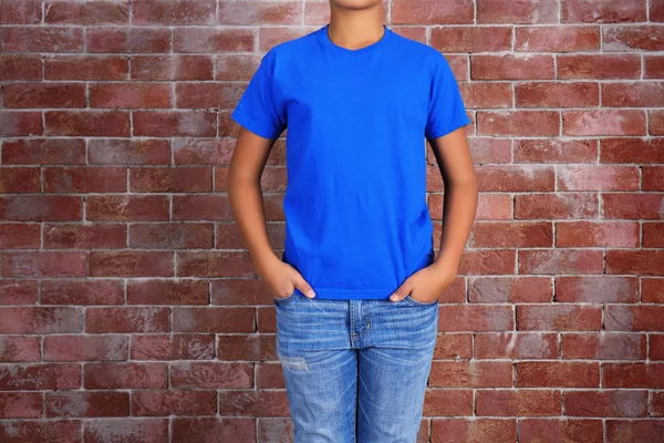 Menino afro-americano em branco t-shirt — Fotografia de Stock