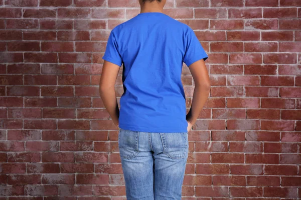 African American boy w puste t-shirt — Zdjęcie stockowe