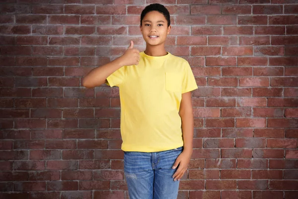 Menino afro-americano em branco t-shirt — Fotografia de Stock