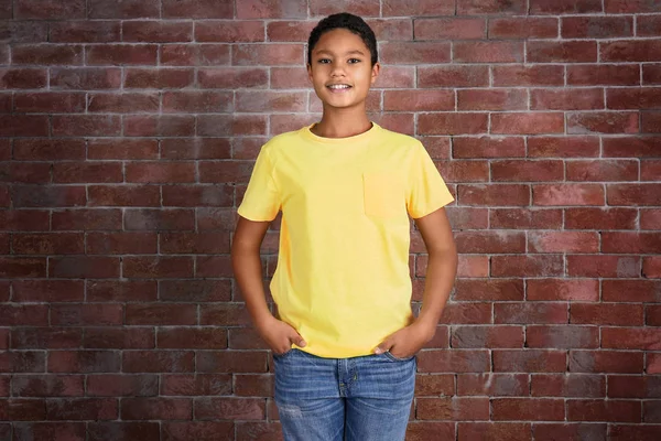 Menino afro-americano em branco t-shirt — Fotografia de Stock