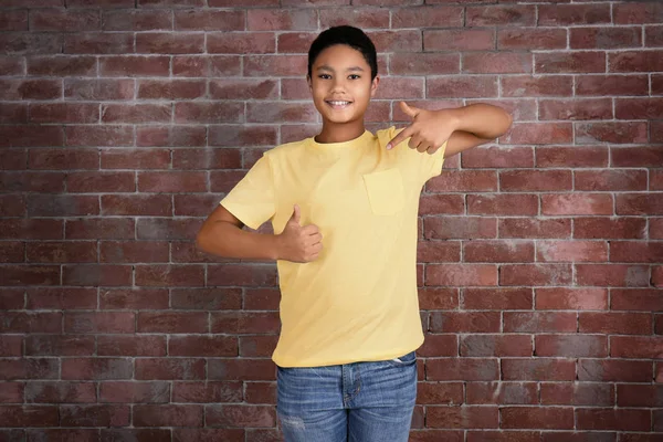 Afro-Amerikaanse jongen in lege t-shirt — Stockfoto