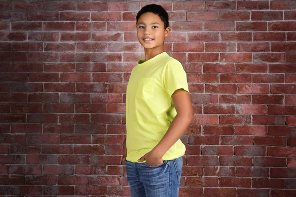 Niño afroamericano en camiseta en blanco —  Fotos de Stock