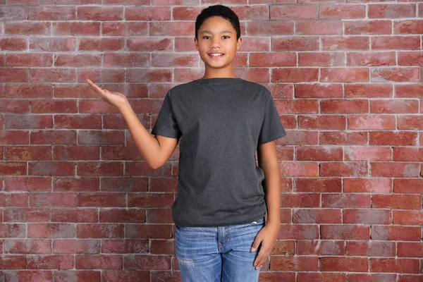 空の t シャツでアフリカ系アメリカ人の少年 — ストック写真