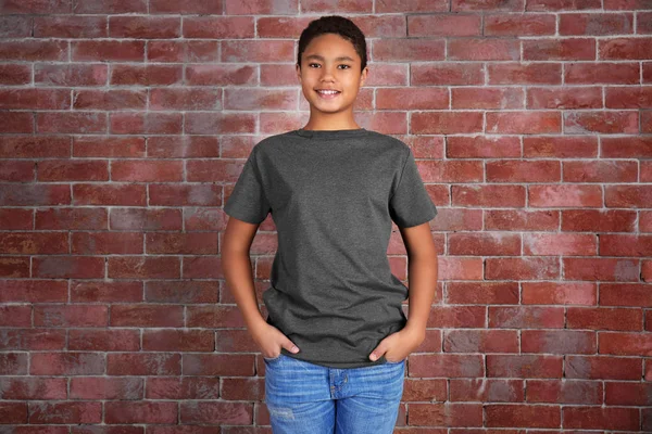 African American boy i tomma t-shirt — Stockfoto