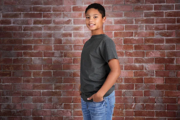 Menino afro-americano em branco t-shirt — Fotografia de Stock