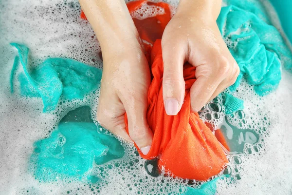 Tangan mencuci pakaian warna — Stok Foto
