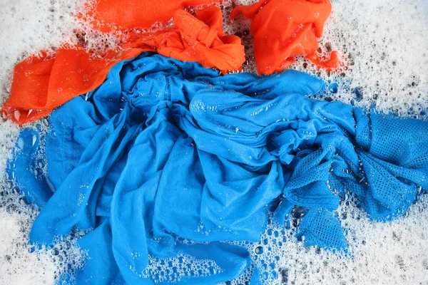 Våt färg kläder med skum — Stockfoto