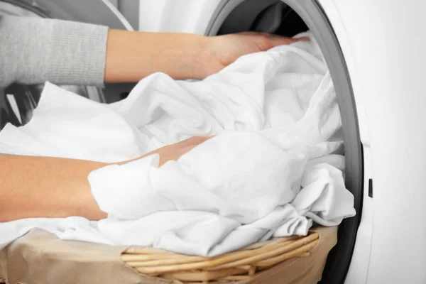 Mãos saindo roupas limpas — Fotografia de Stock