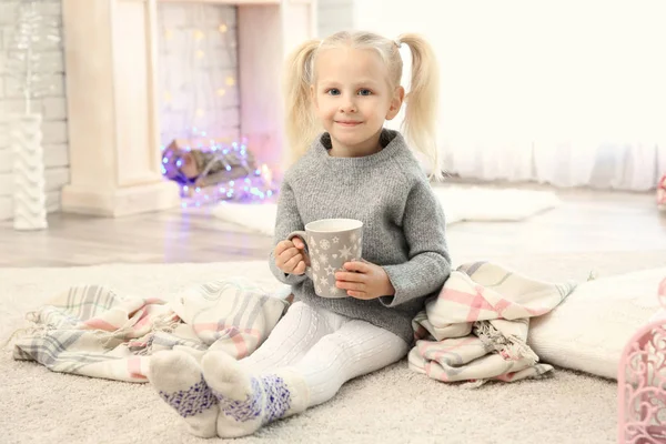 커피 한잔과 함께 어린 소녀 — 스톡 사진
