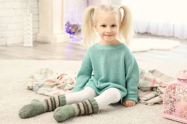 Little girl sitting on floor — Stock Photo, Image