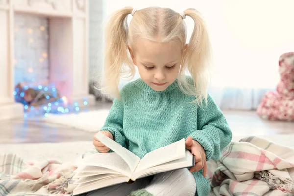 Bambina lettura libro — Foto Stock