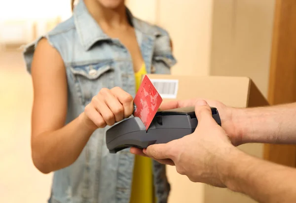 Frau zahlt für Paket — Stockfoto